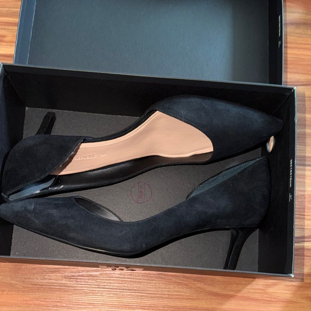 Classic Black Suede Pointed-Toe Low Heel Pumps